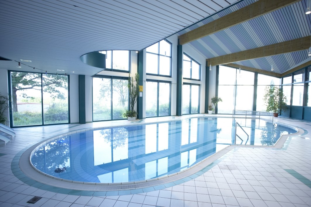 Kinderhotel: Schwimmbad im Sportcenter Heubach, ca. 15 x 9 m, Wassertemperatur 27 °C. Es werden auch Schwimmkurse angeboten.Hotel und Sportcenter sind durch einen Bademantelgang verbunden. - Werrapark Resort Hotel Heubacher Höhe