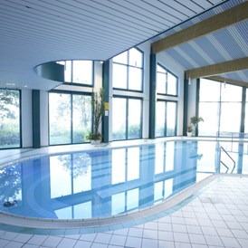 Kinderhotel: Schwimmbad im Sportcenter Heubach, ca. 15 x 9 m, Wassertemperatur 27 °C. Es werden auch Schwimmkurse angeboten.Hotel und Sportcenter sind durch einen Bademantelgang verbunden. - Werrapark Resort Hotel Heubacher Höhe