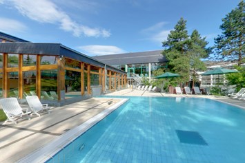 Kinderhotel: Schwimmbad - Außenbecken  - Hotel Sonnenhügel Familotel Rhön