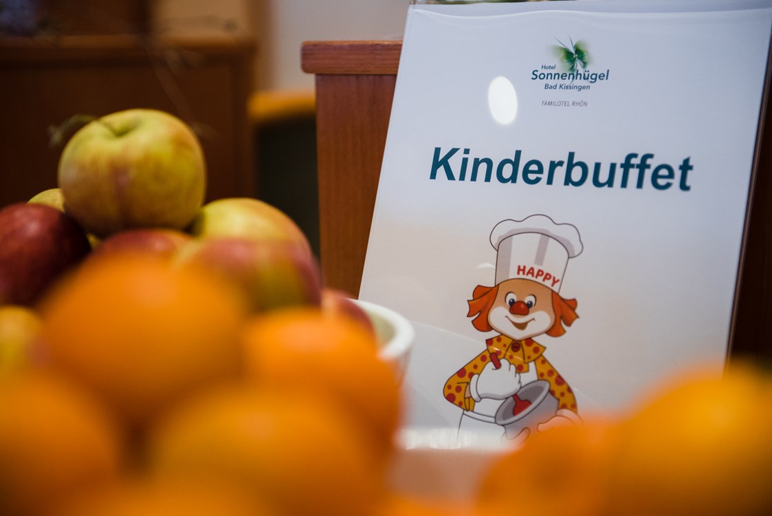 Kinderhotel: Kids-All-In für Kinder bis 15 Jahre mit Frühstück, Mittagessen, Abendessen sowie ganztags Wasser/Apfelsaft - Hotel Sonnenhügel Familotel Rhön