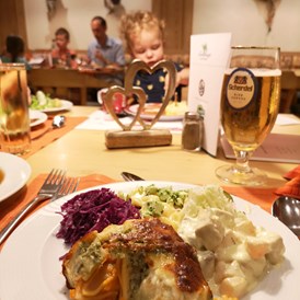 Kinderhotel: Lecker Abendessen - Hotel Sonnenhügel Familotel Rhön