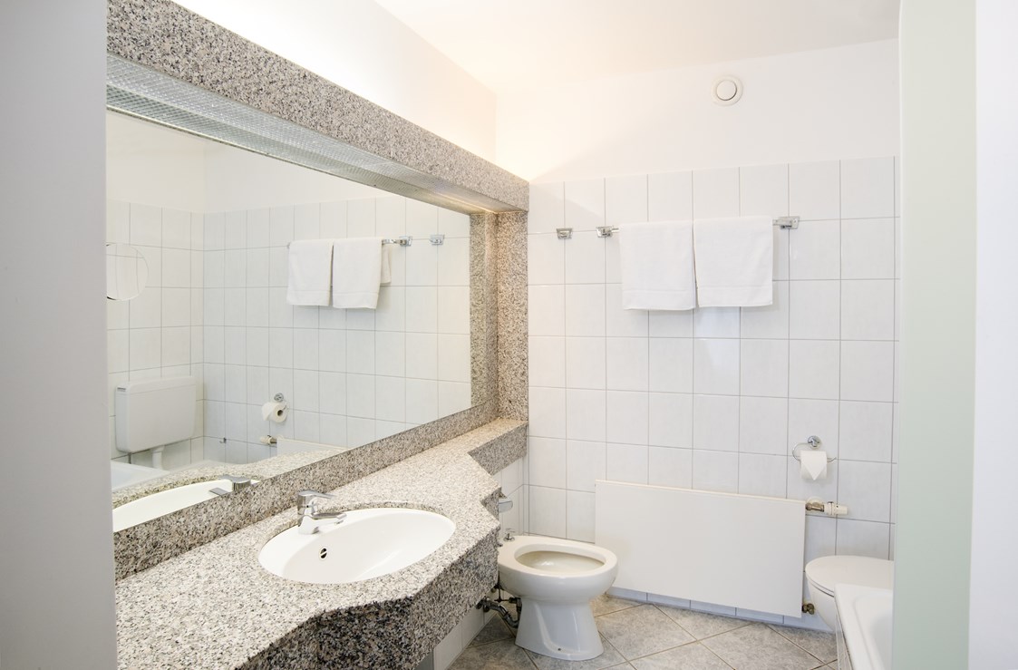 Kinderhotel: Beispiel Badezimmer mit Badewanne - Hotel Sonnenhügel Familotel Rhön