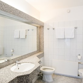 Kinderhotel: Beispiel Badezimmer mit Badewanne - Hotel Sonnenhügel Familotel Rhön