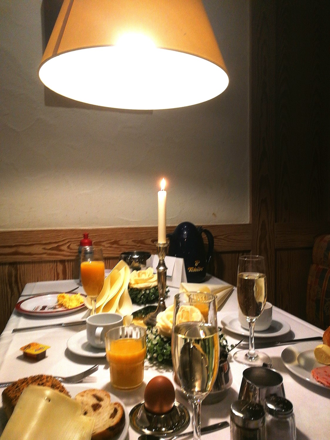 Kinderhotel: Frühstücken am Geburtstag total lieb - Hotel Sonnenhügel Familotel Rhön