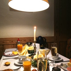Kinderhotel: Frühstücken am Geburtstag total lieb - Hotel Sonnenhügel Familotel Rhön