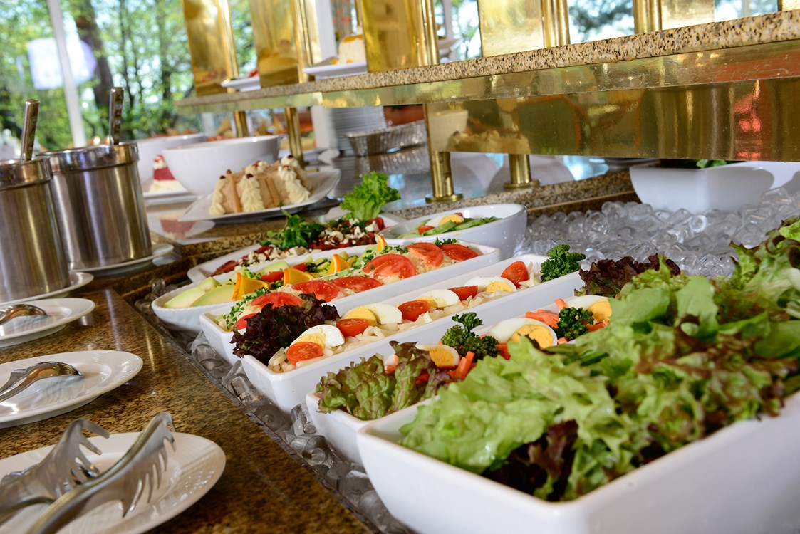 Kinderhotel: Salatbuffet beim Abendessen - Hotel Sonnenhügel Familotel Rhön