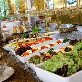 Kinderhotel: Salatbuffet beim Abendessen - Hotel Sonnenhügel Familotel Rhön