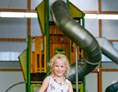 Kinderhotel: Spiel und Spaß auf dem 1.200 qm Indoor-Spielplatz - Hotel Sonnenhügel Familotel Rhön