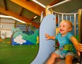 Kinderhotel: Spiel und Spaß auf dem 1.200 qm Indoor-Spielplatz - Hotel Sonnenhügel Familotel Rhön