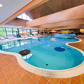 Kinderhotel: Schwimmbad - oberes Innenbecken - Hotel Sonnenhügel Familotel Rhön