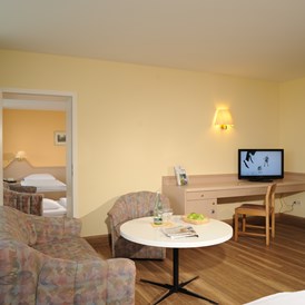 Kinderhotel: Beispiel 2-Raum-Appartement Haus 3 (ca. 70 qm) für 2 Erw. und 1 bis 4 Kinder (weitere auf Anfrage) - Hotel Sonnenhügel Familotel Rhön