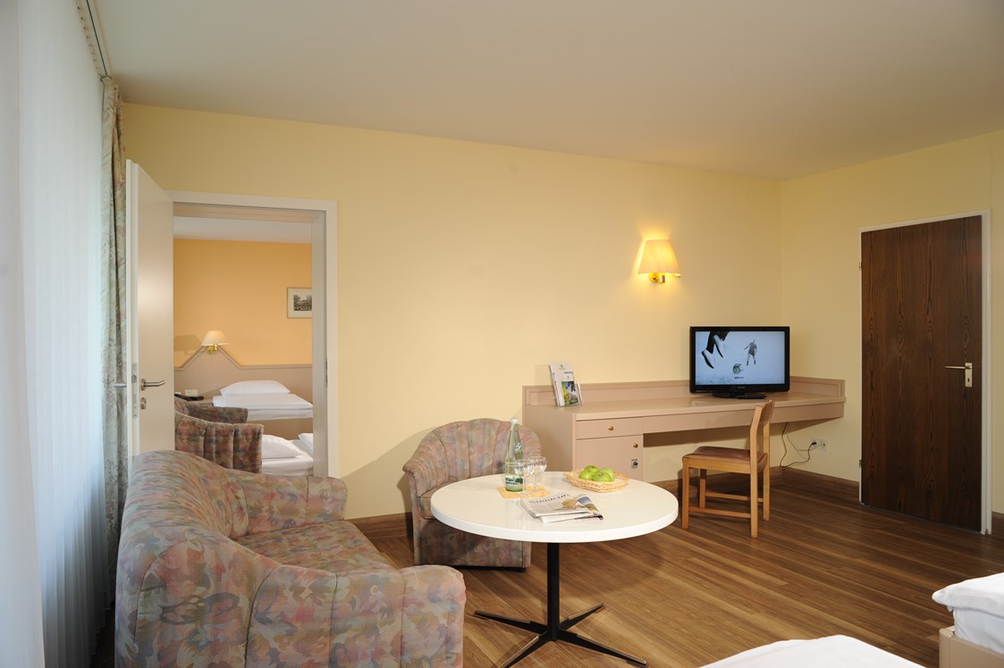 Kinderhotel: Beispiel Standard 2-Raum-Appartement Haus 3 (ca. 70 qm) für 2 Erw. und 1 bis 4 Kinder (weitere auf Anfrage) - Hotel Sonnenhügel Familotel Rhön