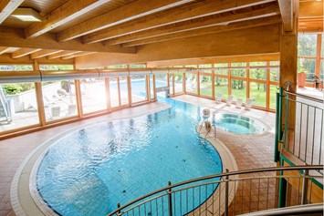 Kinderhotel: Schwimmbad - "Unteres Becken" mit Übergang zum Außenbecken - Hotel Sonnenhügel Familotel Rhön