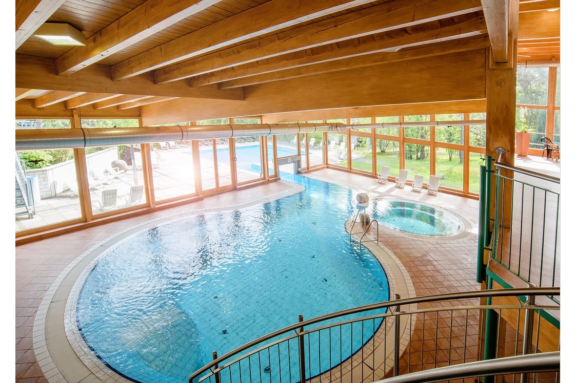 Kinderhotel: Schwimmbad - "Unteres Becken" mit Übergang zum Außenbecken - Hotel Sonnenhügel Familotel Rhön