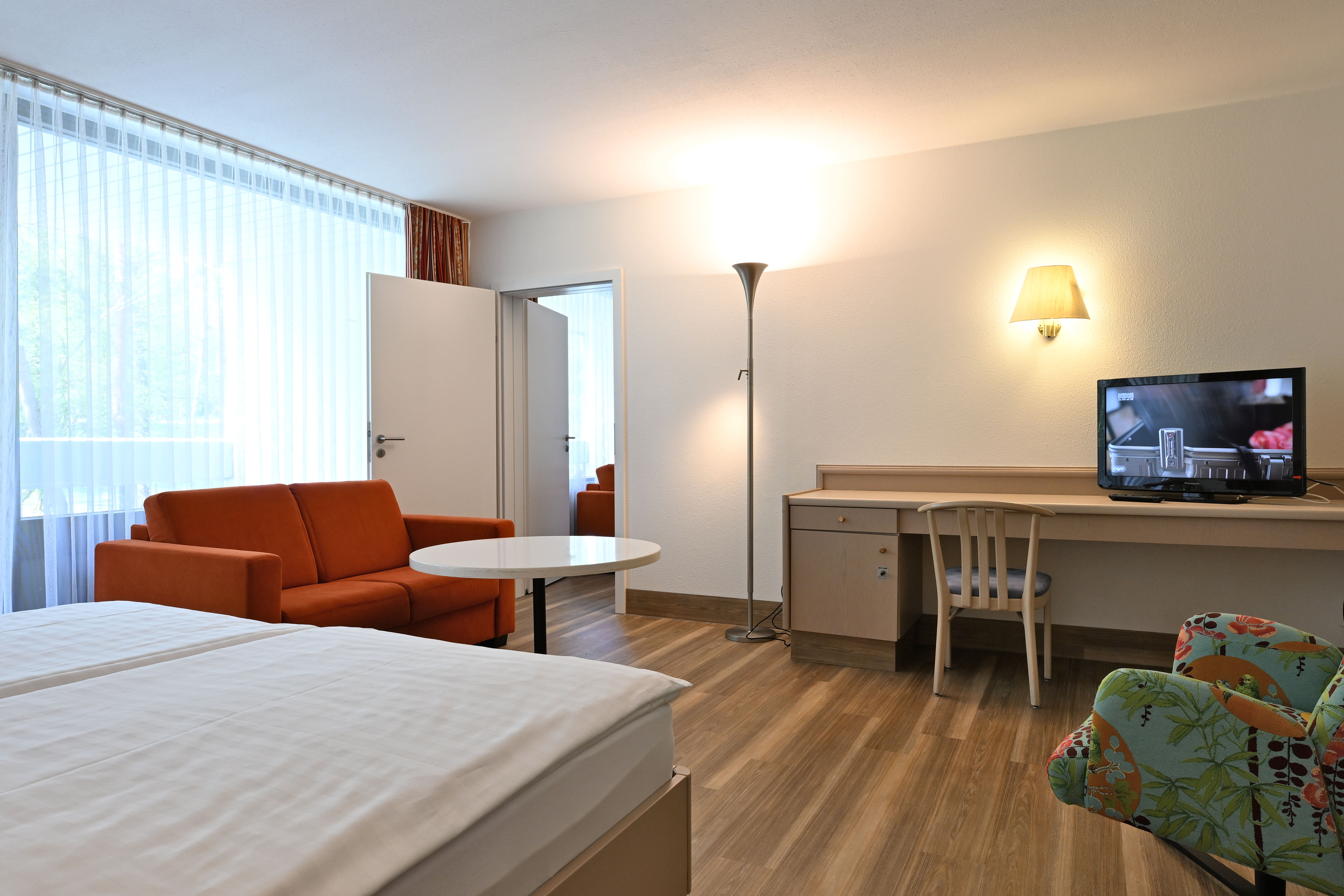 Kinderhotel: Standard 2-Raum-Appartement im Nebengebäude für 2 Erw. und 1 bis 4 Kinder (weitere auf Anfrage), nicht modernisiert - Hotel Sonnenhügel Familotel Rhön - Wohnen | Schlafen