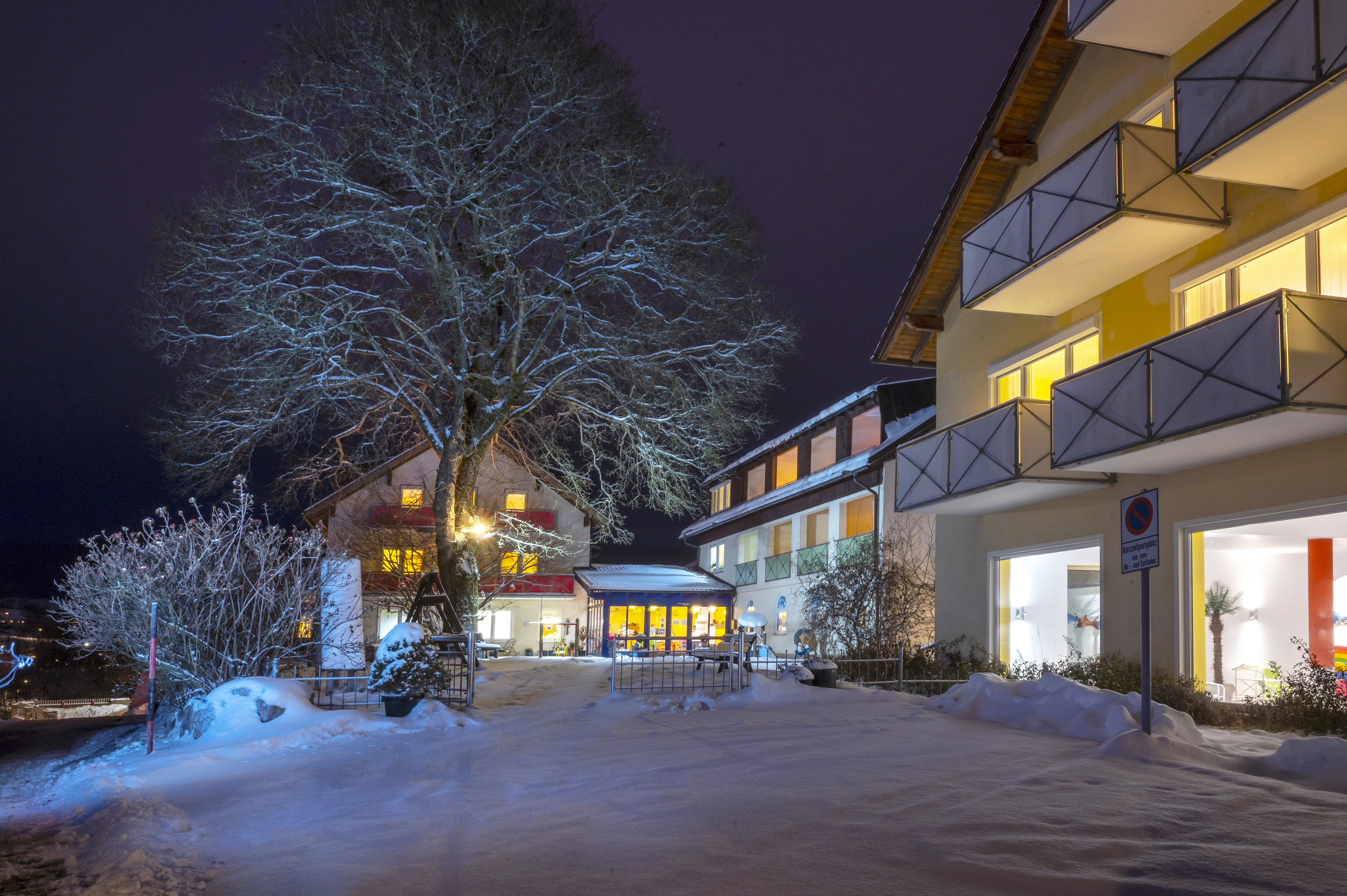 Familienhotel - Umgebungsschwerpunkt: See - Hoteleingang im Winterglück - Familotel Mein Krug