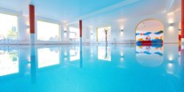 Familienhotel - Pools: Innenpool - Schwimmbad - mit integrierten Whirlpool  - Mein Krug