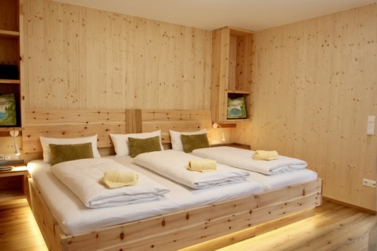 Der Eibtaler Hof -  Kinderhotel Bio&Erlebnisbauernhof Zimmerkategorien 3-Raum Zirben-Chalet