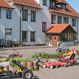 Kinderhotel: Großer Kinderfuhrpark beim Haus - Der Eibtaler Hof -  Kinderhotel Bio&Erlebnisbauernhof