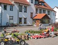 Kinderhotel: Großer Kinderfuhrpark beim Haus - Der Eibtaler Hof -  Kinderhotel Bio&Erlebnisbauernhof
