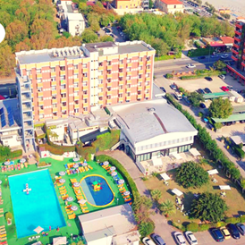 Kinderhotel: Panoramablick auf das Hotel mit Pool - Punta Nord Village Rimini