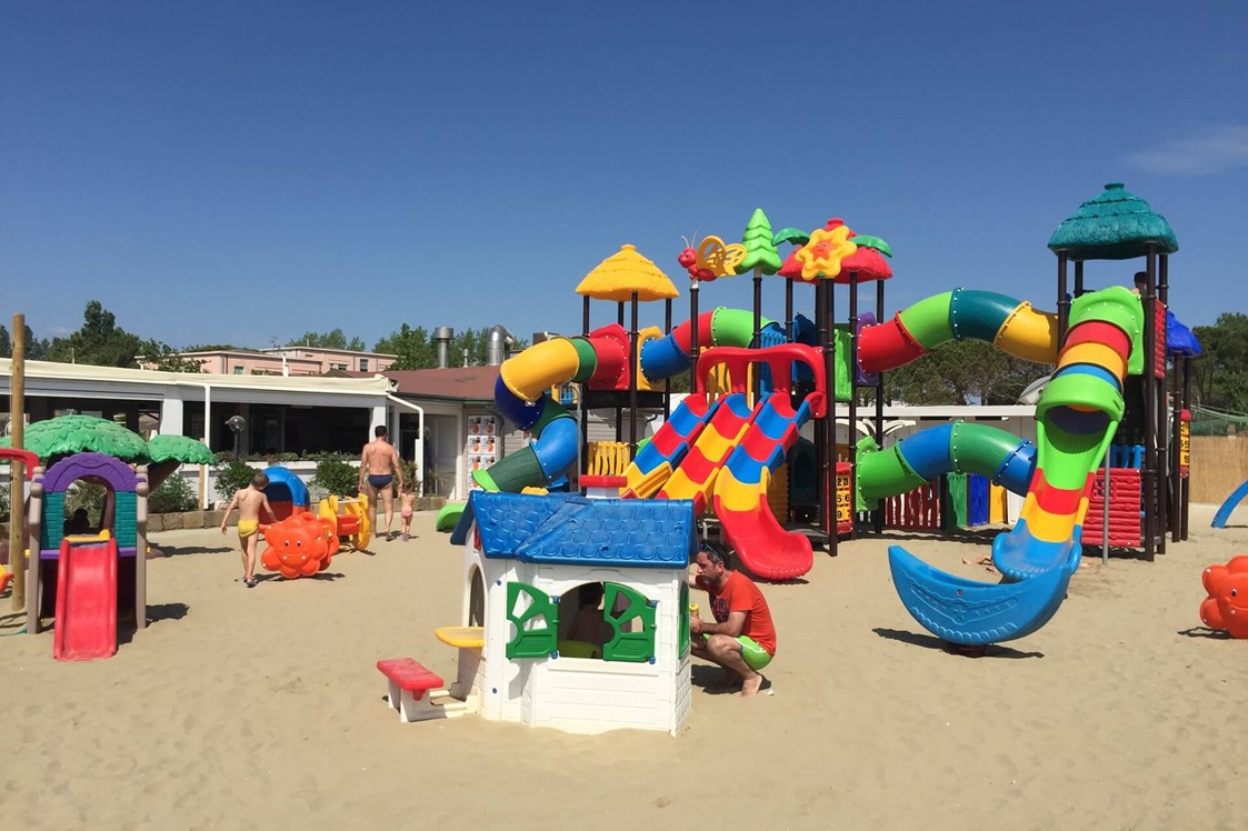 Kinderhotel: Spielplatz am Strand - Green Village Cesenatico