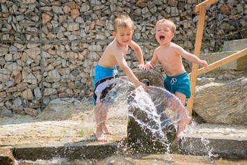 Kinderhotel: Spiel und Spaß am Naturbadesee - Familotel Schreinerhof