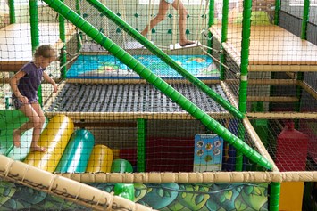 Kinderhotel: Indoor-Erlebsniswelt mit Softplayanlage - Familotel Schreinerhof