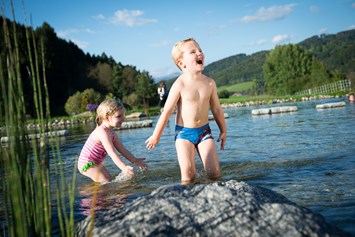 Kinderhotel: Badespaß am Naturbadesee... - Familotel Schreinerhof