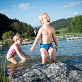 Kinderhotel: Badespaß am Naturbadesee - Familotel Schreinerhof