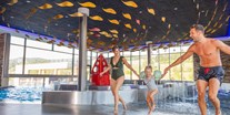 Familienhotel - Pools: Schwimmteich - Wellenbad mit Strömungskanal und großem Infinity Pool (20m) - Familotel Schreinerhof