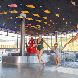 Kinderhotel: Wellenbad mit Strömungskanal und großem Infinity Pool (20m) - Familotel Schreinerhof