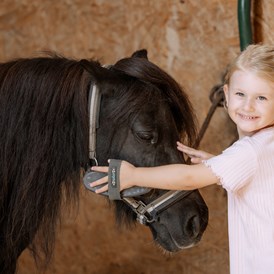 Kinderhotel: Ponyreiten & Ponypflegestunden - Familotel Schreinerhof