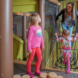 Kinderhotel: Die Rabaukenburg: Die Kletteranlage aus Holz sorgt für Spaß bei jedem Wetter - Familotel Landhaus zur Ohe
