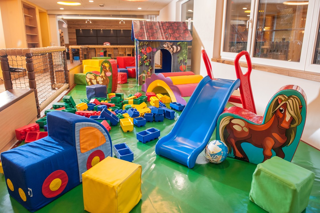 Kinderhotel: Spielbereich für Kleinere neben dem Restaurant - Familotel Landhaus zur Ohe