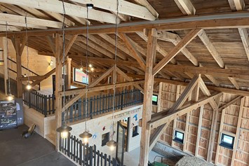 Kinderhotel: Blick von oben auf die Kreativ-Werkstatt in der Erlebnis-Tenne  - Familotel Landhaus zur Ohe