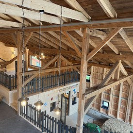 Kinderhotel: Blick von oben auf die Kreativ-Werkstatt in der Erlebnis-Tenne  - Familotel Landhaus zur Ohe