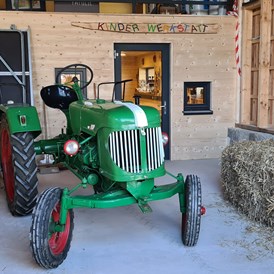 Kinderhotel: Lausl unser Spiel-Traktor  - Familotel Landhaus zur Ohe