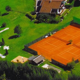 Kinderhotel: Tennisplatz und Minigolfanlage - Hotel Truyenhof
