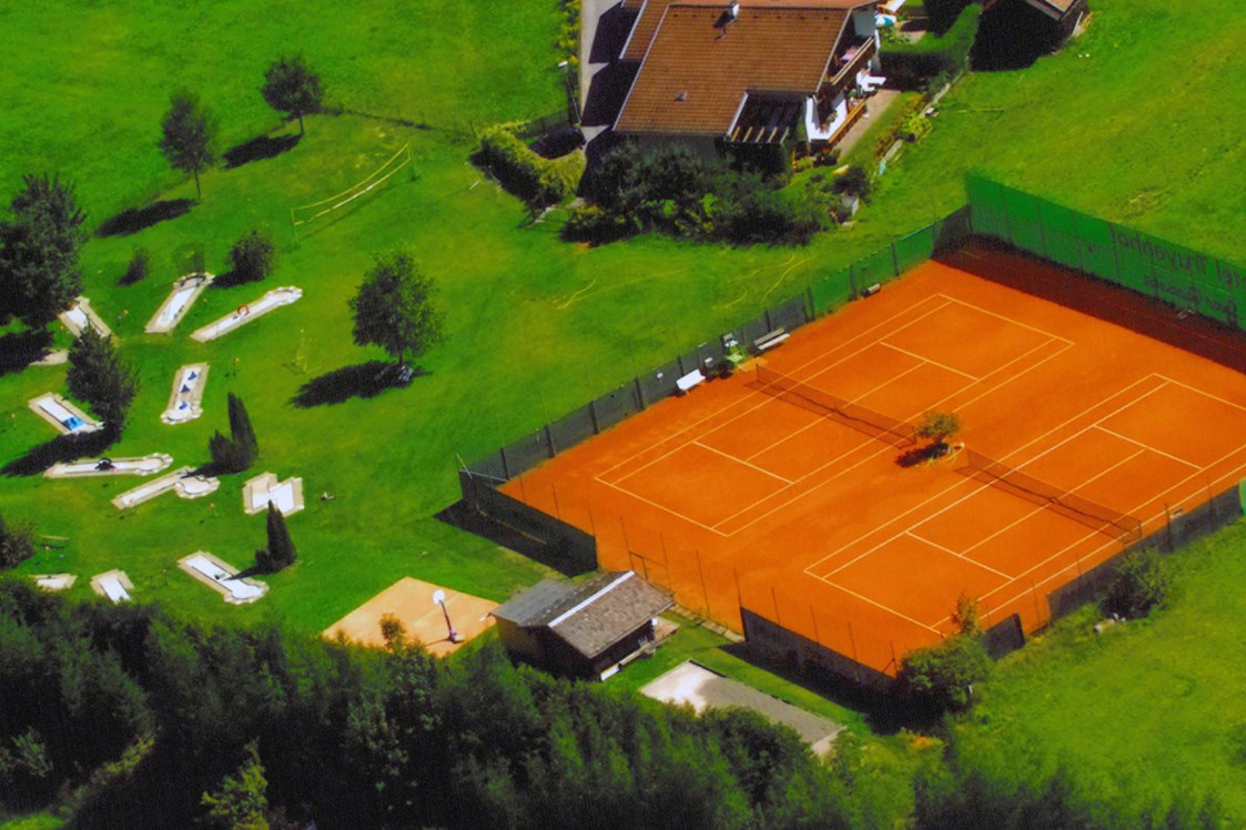 Kinderhotel: Tennisplatz und Minigolfanlage - Hotel Truyenhof
