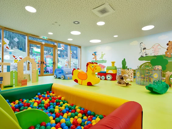 Kinderhotel: große, lichtdurchflutete Kinderbetreuungsräume - Dachsteinkönig - Familux Resort 