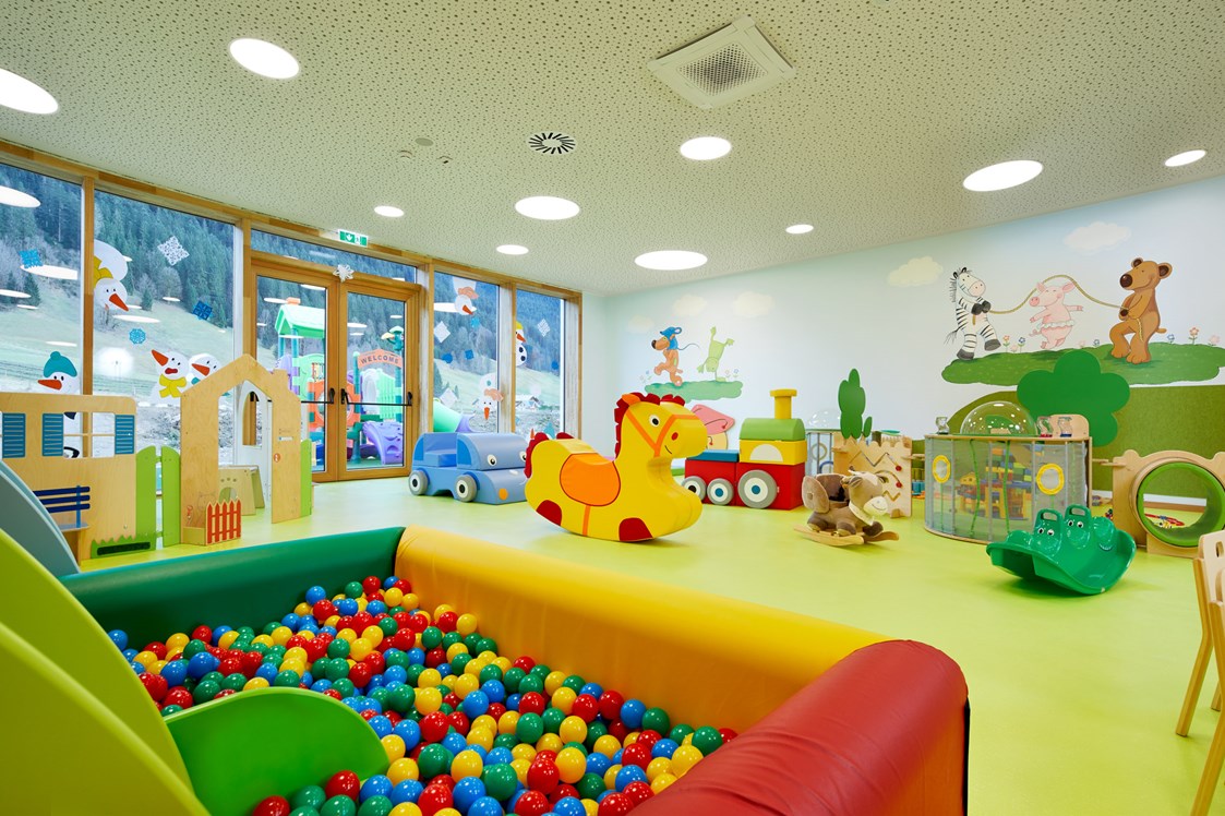 Kinderhotel: große, lichtdurchflutete Kinderbetreuungsräume - Dachsteinkönig - Familux Resort 