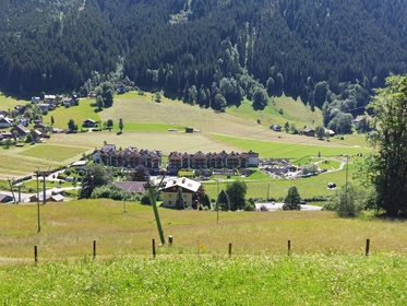 Kinderhotel: Blick vom Panoramaweg auf das Hotel - Dachsteinkönig - Familux Resort 