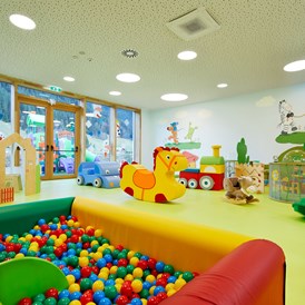 Kinderhotel: große, lichtdurchflutete Kinderbetreuungsräume - Familux Resort Dachsteinkönig