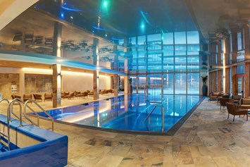 Kinderhotel: Schwimmbad - Familux Resort Dachsteinkönig