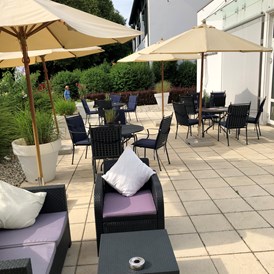 Kinderhotel: Gemütliche Lounge-Terrasse - Familotel DAS LUDWIG