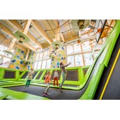 Kinderhotel - Indoor-Sporthalle mit Trampolin & Hochseilgarten
 - Feldberger Hof