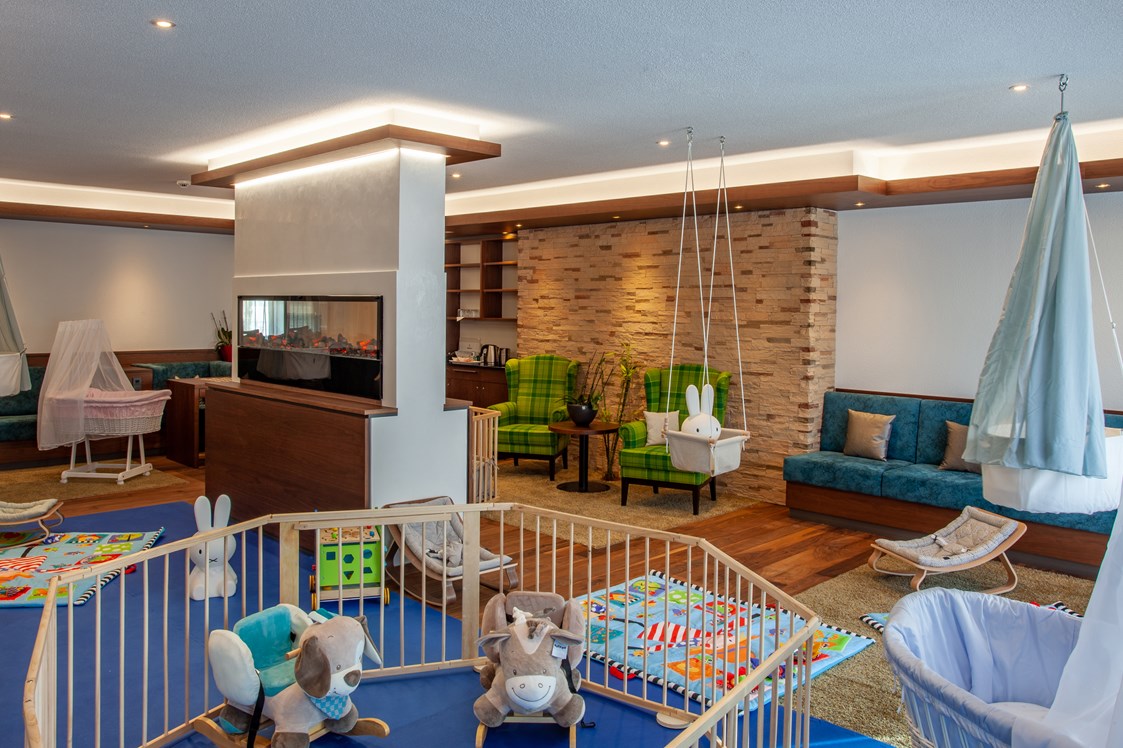 Kinderhotel: Baby-Lounge mit Stillecke - Feldberger Hof