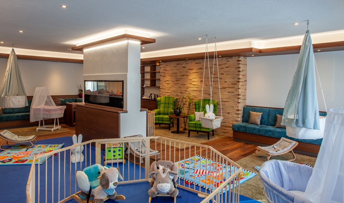 Kinderhotel: Baby-Lounge mit Stillecke - Feldberger Hof