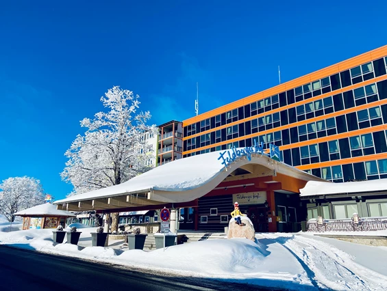 Kinderhotel: Hotelauffahrt-Winter
 - Feldberger Hof